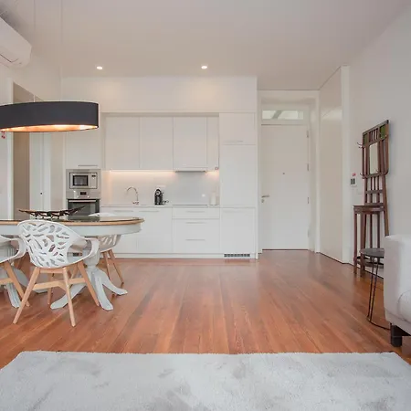 Liiiving In - Downtown & Riverside Balcony Apartment *