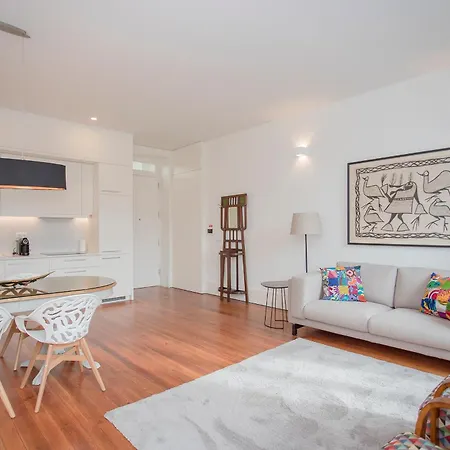 Liiiving In - Downtown & Riverside Balcony Apartment *