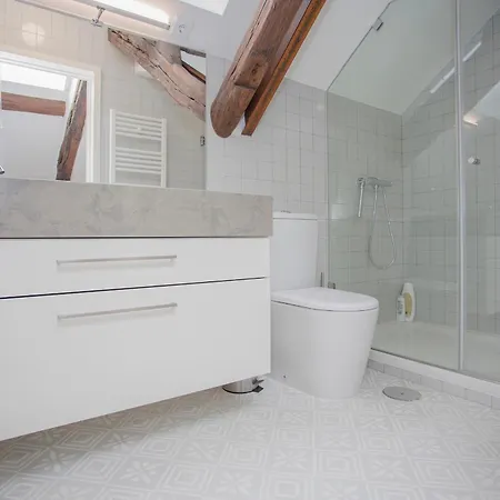 Liiiving In - Downtown & Riverside Balcony Apartment *