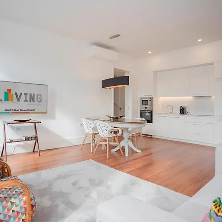 Liiiving In - Downtown & Riverside Balcony Apartment